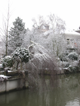 907688 Gezicht op de uitmonding van het Zwarte Water in de Vecht te Utrecht in een besneeuwde omgeving, vanaf de Zeedijk.